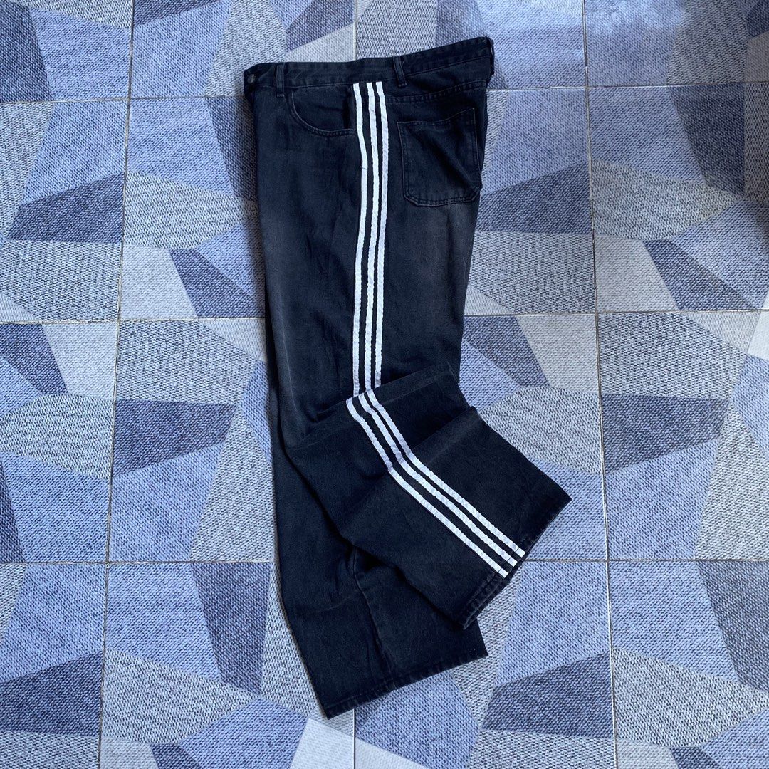 3 Stripes Blackwashed baggy pants (Category: Jeans) located in Labrador. Submitted by jristhrift (Listing ID 1469685444, Image 3). Description: ⬇️DETAILS⬇️ 3 stripes blackwashed baggy pants Brand: Loca -ready to wear (nalabhan na) -good fitting -hard denim -medium pouch _________________________________________ 📐Dimes W: 33-34 L: 43 T: 14 Lo: 10.9 almost 11 issue: none Condition: excellent Color rate: 9/10 .