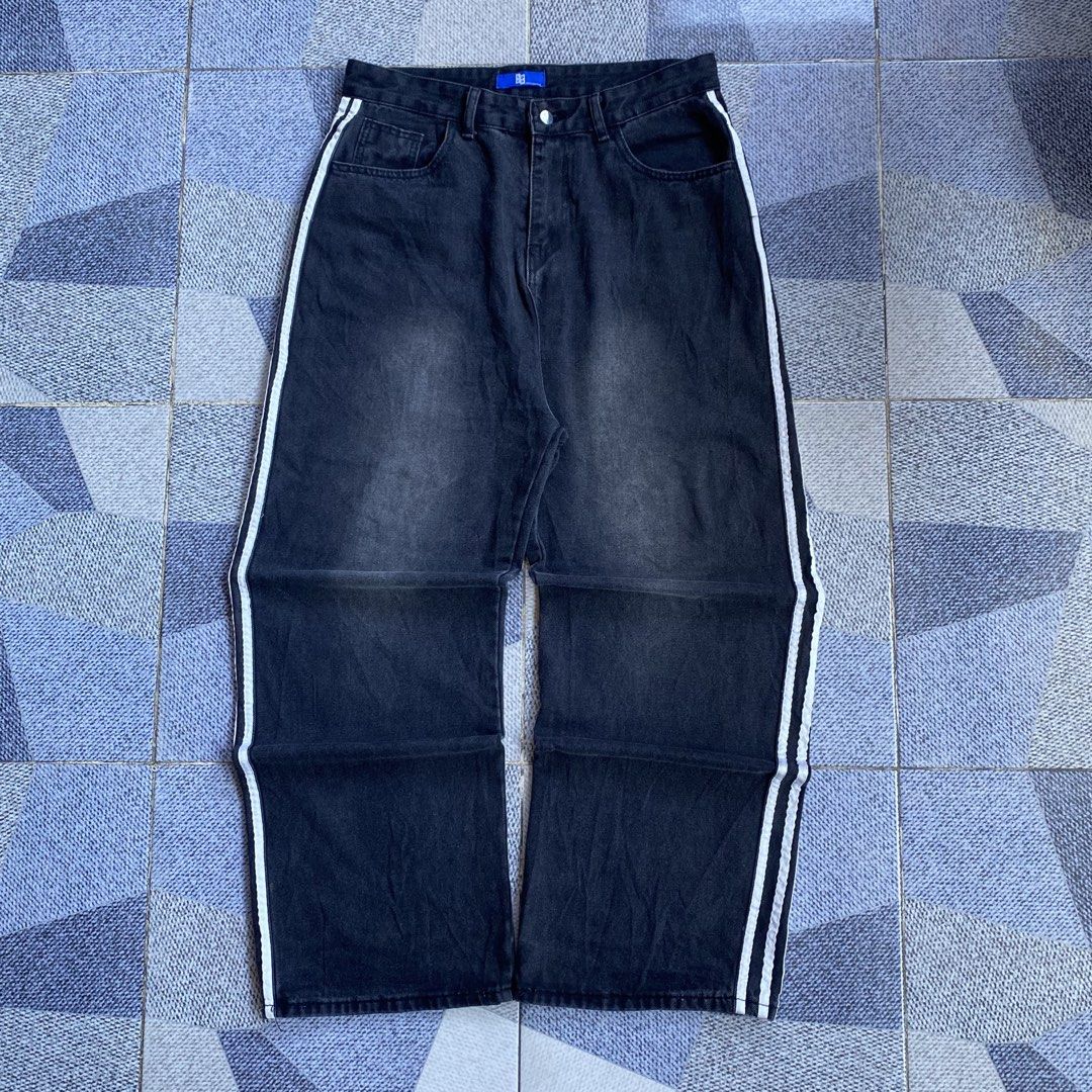 3 Stripes Blackwashed baggy pants (Category: Jeans) located in Labrador. Submitted by jristhrift (Listing ID 1469685444, Image 1). Description: ⬇️DETAILS⬇️ 3 stripes blackwashed baggy pants Brand: Loca -ready to wear (nalabhan na) -good fitting -hard denim -medium pouch _________________________________________ 📐Dimes W: 33-34 L: 43 T: 14 Lo: 10.9 almost 11 issue: none Condition: excellent Color rate: 9/10 .