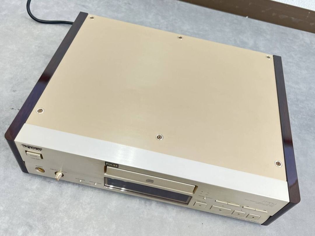 3R8071◆SONY CDP-777ESJ CD Player / CD Deck◆ (Category: Soundbars, Speakers & Amplifiers) located in Caloocan City. Submitted by letao_shopping_ph (Listing ID 1469597826, Image 3). Description: This is a Sony CD player, model CDP-777ESJ. As this is a used item, it shows signs of age and use, but there is no severe damage. Please refer to the images to check its physical condition. 🇯🇵 Interested in this item? Feel free to message us for more deta