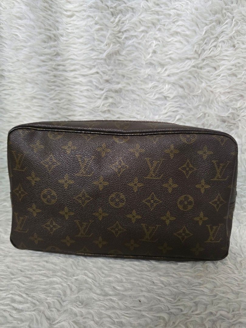 💯% AUTHENTIC Louis Vuitton Monogram Canvas Handbag (Category: Luxury Bags & Wallets) located in Marikina City. Submitted by dust.end.bags (Listing ID 1469612204, Image 1). Description: - Authentic Louis Vuitton Monogram Canvas Handbag - Classic all-over LV monogram pattern with heavy-textured coated canvas - Structured rectangular design with chic rounded corners - Elegant dark brown trim along the edges and top - Secure top zipper closure - Con