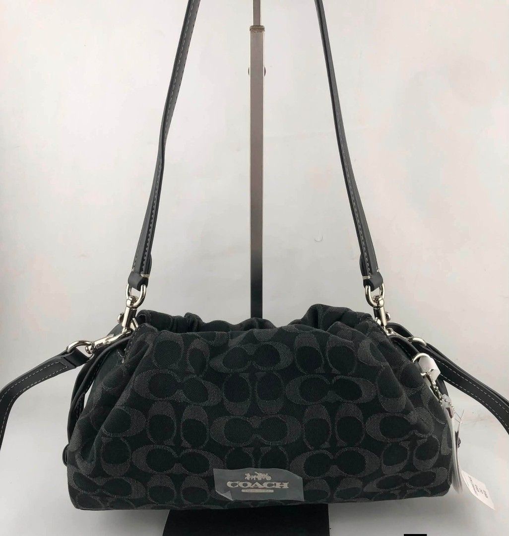 ☘️ CCH Faye Crossbody Small (Category: Cross-body Bags) located in Manila. Submitted by shan_kenz (Listing ID 1469696619, Image 3). Description: ☘️ CCH Faye Crossbody Small Height 26cm x Width 15cm x Depth 7cm P2,100 Actual Photo Plus SF.