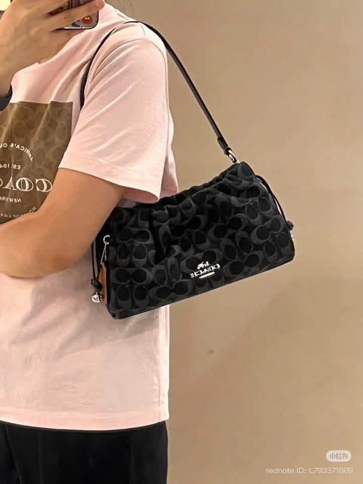 ☘️ CCH Faye Crossbody Small (Category: Cross-body Bags) located in Manila. Submitted by shan_kenz (Listing ID 1469696619, Image 1). Description: ☘️ CCH Faye Crossbody Small Height 26cm x Width 15cm x Depth 7cm P2,100 Actual Photo Plus SF.