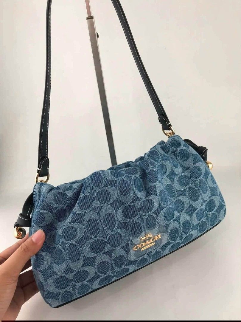 ☘️ CCH Faye Crossbody Small (Category: Cross-body Bags) located in Manila. Submitted by shan_kenz (Listing ID 1469697687, Image 3). Description: ☘️ CCH Faye Crossbody Small Height 26cm x Width 15cm x Depth 7cm P2,100 Actual Photo Plus SF.