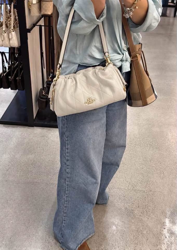 ☘️ CCH Faye Crossbody Small (Category: Shoulder Bags) located in Manila. Submitted by shan_kenz (Listing ID 1469700309, Image 2). Description: ☘️ CCH Faye Crossbody Small Height 26cm x Width 15cm x Depth 7cm P2,100 Actual Photo Plus SF.