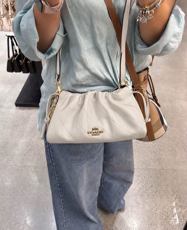 ☘️ CCH Faye Crossbody Small (Category: Shoulder Bags) located in Manila. Submitted by shan_kenz (Listing ID 1469700309, Image 1). Description: ☘️ CCH Faye Crossbody Small Height 26cm x Width 15cm x Depth 7cm P2,100 Actual Photo Plus SF.