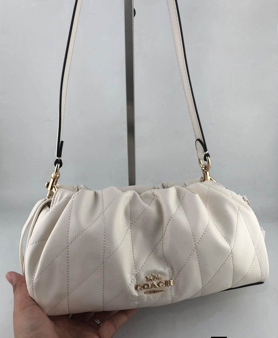 ☘️ CCH Faye Crossbody Small (Category: Shoulder Bags) located in Manila. Submitted by shan_kenz (Listing ID 1469700309, Image 3). Description: ☘️ CCH Faye Crossbody Small Height 26cm x Width 15cm x Depth 7cm P2,100 Actual Photo Plus SF.