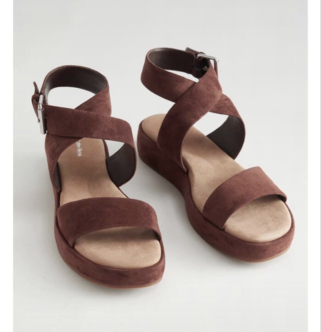 & Other Stories Suede Flatform Sandals Brown (Category: Flats & Sandals) located in Quezon City. Submitted by ivifrancis70303 (Listing ID 1469612694, Image 1). Description: & Other Stories brown suede flatform sandals. Adjustable criss-cross ankle straps and a horizontal front strap. Soft padded suede footbed with chunky rubber soles. Sole height is about 3.5cm. Minimal wear on the footbed and soles from previous use. Classic earthy tone that mat