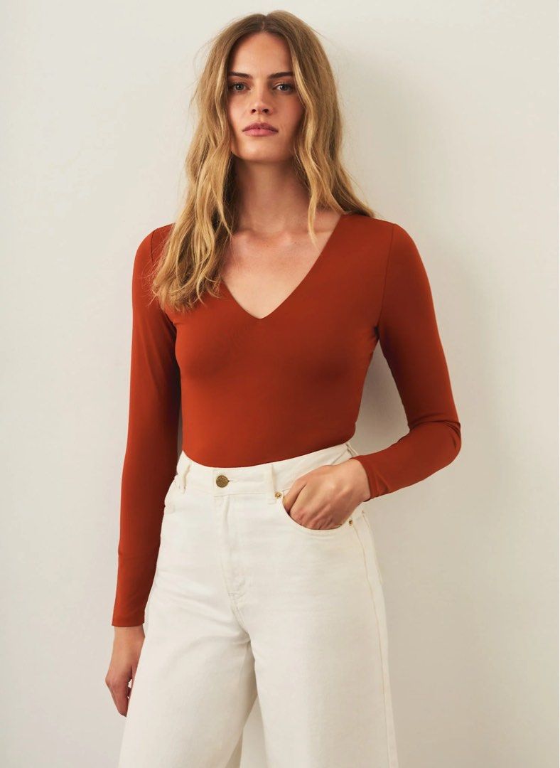 ABERCOMBRIE & FITCH BODYSUIT (Category: Others Tops) located in Santa Rosa. Submitted by eceldg05 (Listing ID 1469606374, Image 1). Description: ABERCOMBRIE & FITCH BODYSUIT V neck S-semi med Like new.