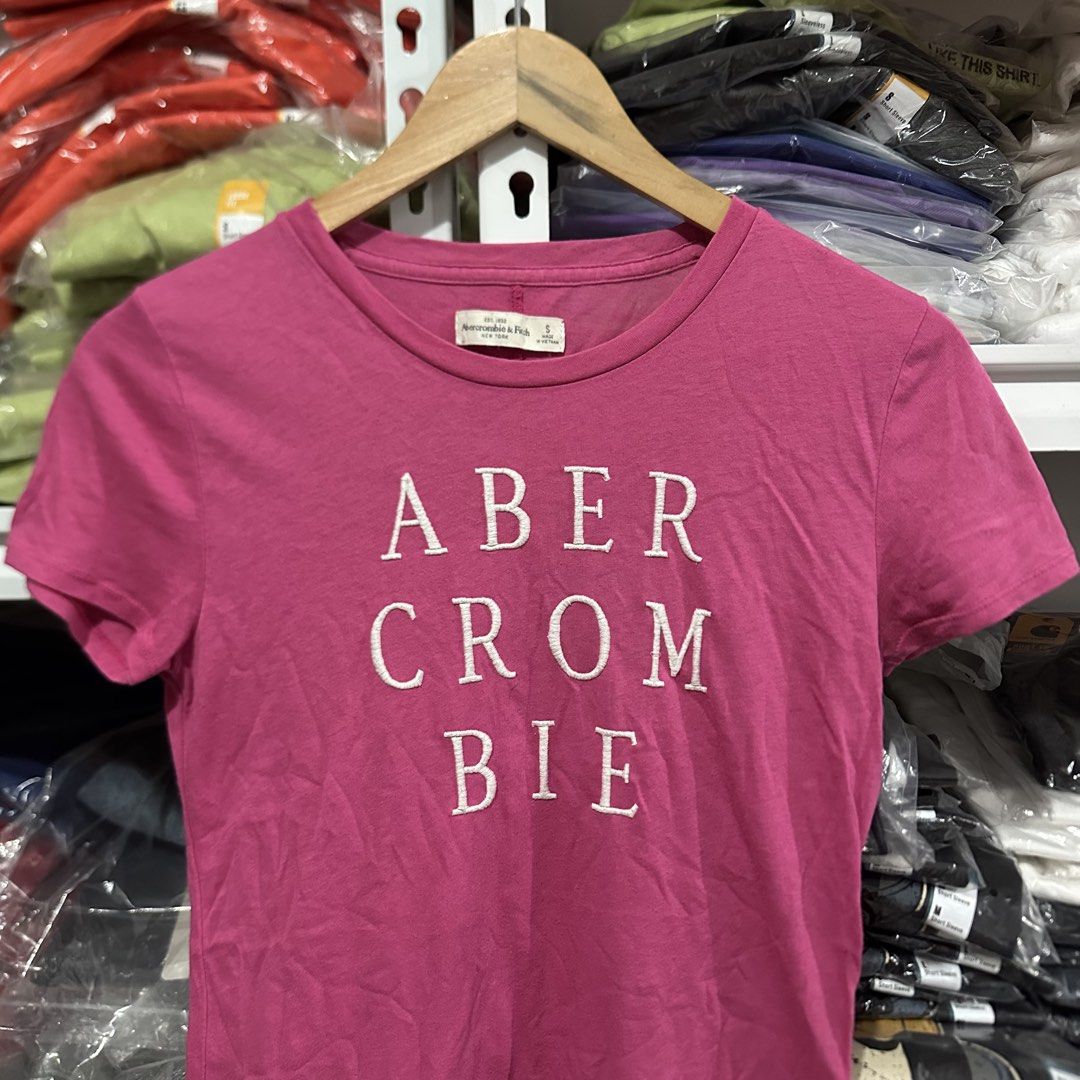 Abercrombie & Fitch Pink Logo Tee 💗 (Category: Shirts) located in Andop. Submitted by y2k.byac (Listing ID 1468320022, Image 2). Description: Abercrombie & Fitch Pink Logo Tee 💗 ✨ Authentic Abercrombie & Fitch 💕 Pre-loved | Good condition 🌸 Color: Pink 📏 Size: Small Cute everyday basic! Perfect for a casual, feminine look. 🩷 📩 DM for inquiries!.
