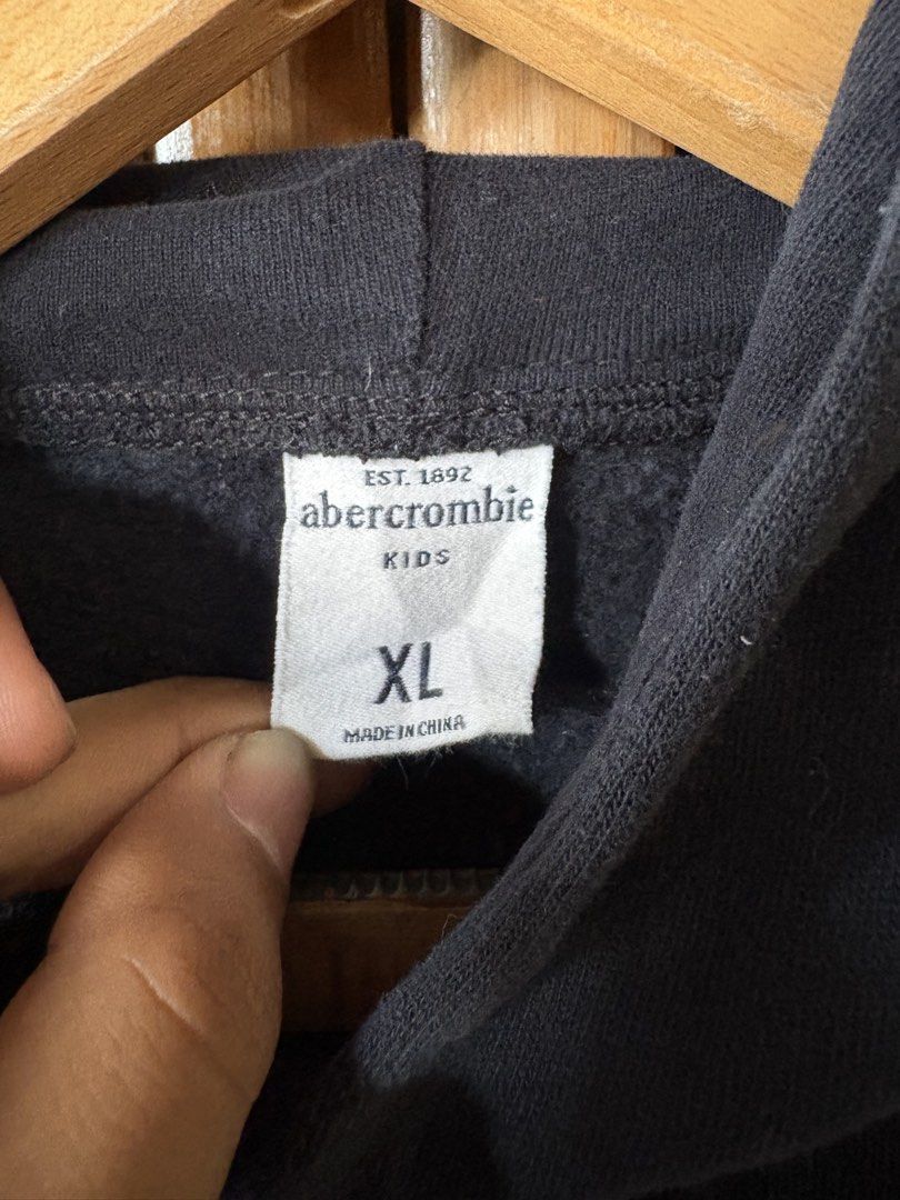 Abercrombie & Fitch Pullover Hoodie (Category: Coats, Jackets and Outerwear) located in Tacurong. Submitted by kmthrift19 (Listing ID 1469688742, Image 3). Description: Dimes: W18.5×L24 ‎Size on tag: XL ‎Condition: 9/10 ‎Issue: None.