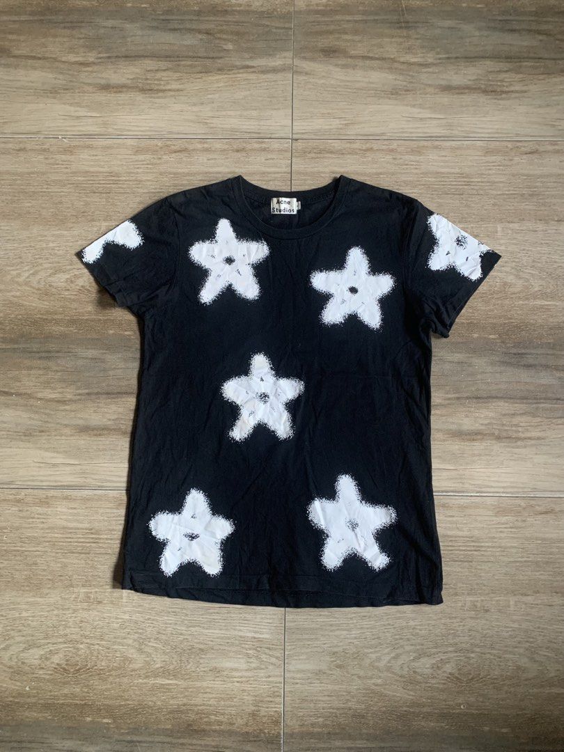 Acne Studios Star Print Black Tee Size XL (Category: Luxury Apparel) located in Tarlac. Submitted by luxurious_apparel (Listing ID 1469660762, Image 1). Description: - Brand: Acne Studios (Stockholm) - Color: Black with white spray paint star graphic print - Size: XL - Fit: Standard fit, short sleeves - Material: 100% Cotton, Made in Portugal - Condition: Great piece from the iconic Stockholm fashion house.