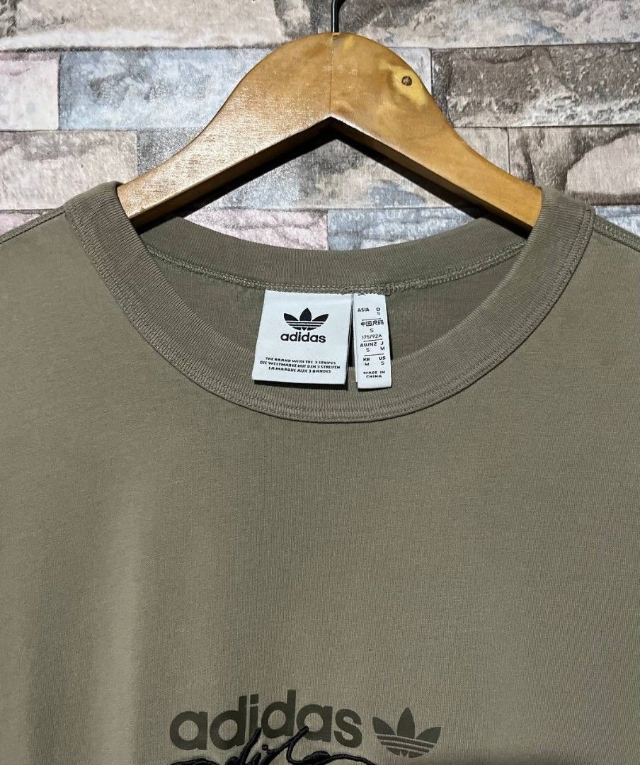 ADIDAS MINIMALIST TEE (Category: Tshirts & Polo Shirts ) located in Caloocan City. Submitted by wewearworn (Listing ID 1469616860, Image 2). Description: Large Best Fit 20.5 x 26 Excellent No Issues 9/10 Color Rate.