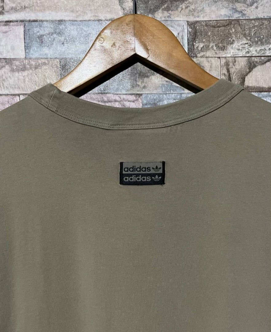 ADIDAS MINIMALIST TEE (Category: Tshirts & Polo Shirts ) located in Caloocan City. Submitted by wewearworn (Listing ID 1469616860, Image 3). Description: Large Best Fit 20.5 x 26 Excellent No Issues 9/10 Color Rate.