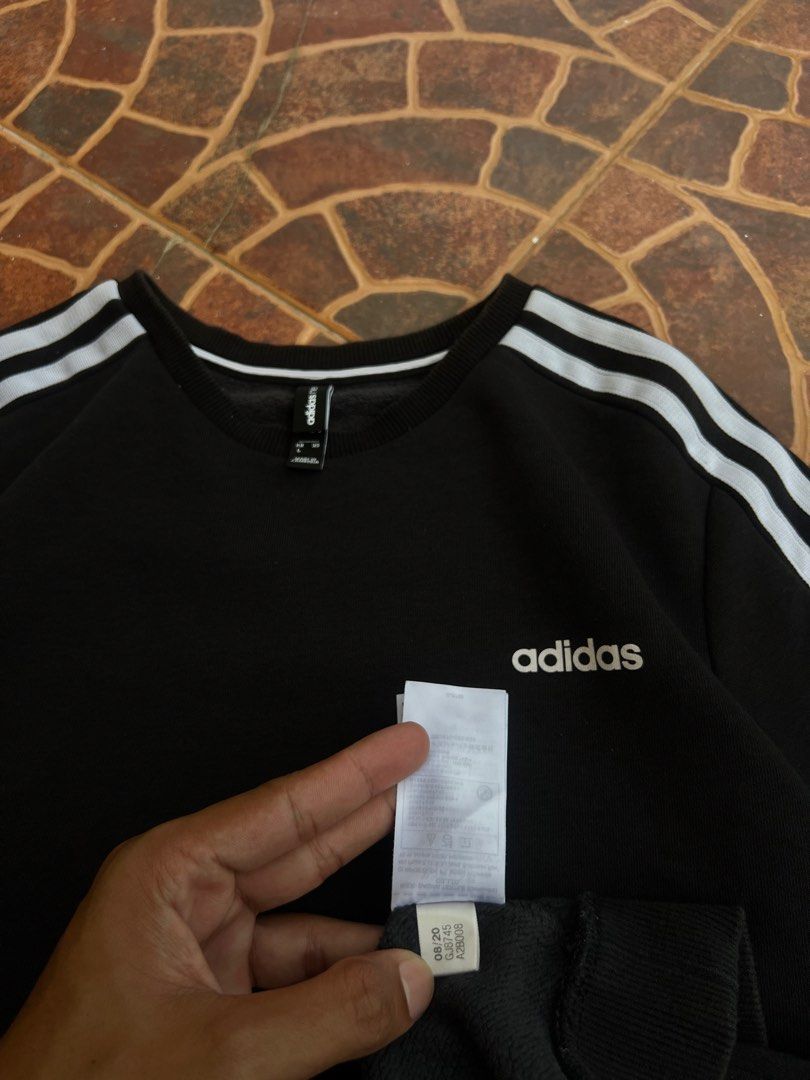 ADIDAS SWEATER (Category: Coats, Jackets and Outerwear) located in Batangas. Submitted by engr_thrift (Listing ID 1469669924, Image 3). Description: 📌 ADIDAS Sweater womens (Large) 📐Dimension ( Inches ) Length: 25 Width : 20 Color rate: 9/10 Issue : none .