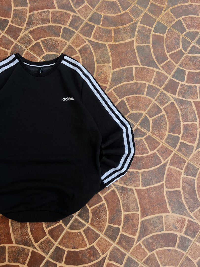 ADIDAS SWEATER (Category: Coats, Jackets and Outerwear) located in Batangas. Submitted by engr_thrift (Listing ID 1469669924, Image 2). Description: 📌 ADIDAS Sweater womens (Large) 📐Dimension ( Inches ) Length: 25 Width : 20 Color rate: 9/10 Issue : none .