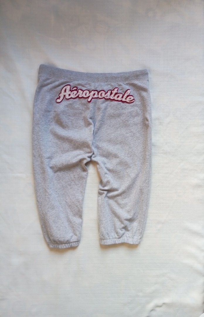 Aeropostale gray capri y2k sweatpants (Category: Other Bottoms) located in Bagabag. Submitted by thrift_stories96 (Listing ID 1469700484, Image 2). Description: Aeropostale gray capri y2k sweatpants Medium on tag fits Large Waistline - 32 to 34 Length - 26.5 Condition - excellent No flaw.