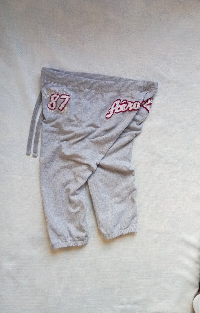 Aeropostale gray capri y2k sweatpants (Category: Other Bottoms) located in Bagabag. Submitted by thrift_stories96 (Listing ID 1469700484, Image 1). Description: Aeropostale gray capri y2k sweatpants Medium on tag fits Large Waistline - 32 to 34 Length - 26.5 Condition - excellent No flaw.