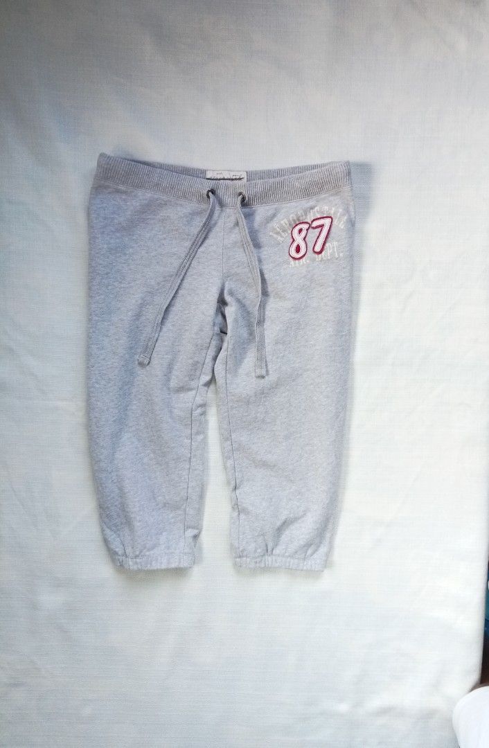 Aeropostale gray capri y2k sweatpants (Category: Other Bottoms) located in Bagabag. Submitted by thrift_stories96 (Listing ID 1469700484, Image 3). Description: Aeropostale gray capri y2k sweatpants Medium on tag fits Large Waistline - 32 to 34 Length - 26.5 Condition - excellent No flaw.