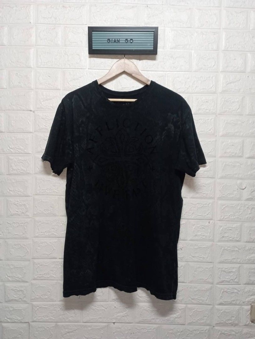 Affliction Live Fast Born Fast Skull T-Shirt (Category: Tshirts & Polo Shirts ) located in Taguig. Submitted by giango1313 (Listing ID 1469584991, Image 3). Description: - Brand: Affliction - Design: Detailed skull and headdress with bold red lettering (front and back prints) - Wash/Finish: Dark acid wash with heavy distressing - Material: Heavyweight cotton for durability and character - Fit: Standard fit, true to size - Style: Casual streetwear