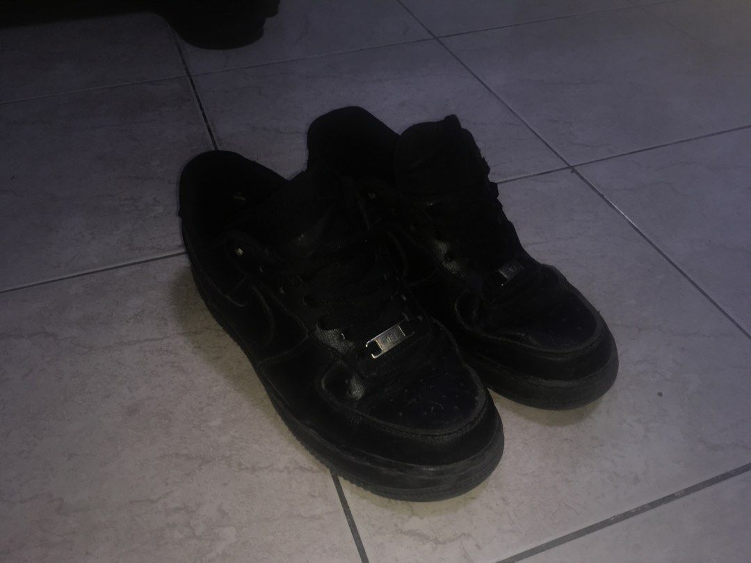 Air force 1(Black) (Category: Casual Shoes) located in Quezon City. Submitted by enricoecho_485 (Listing ID 1469692914, Image 1). Description: Air force 1 With issue(leather and bad scent) No anti crease Size 40 Dm if interested G-cash payment!.