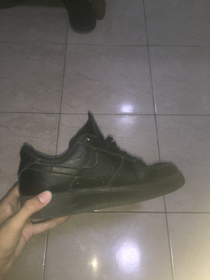 Air force 1(Black) (Category: Casual Shoes) located in Quezon City. Submitted by enricoecho_485 (Listing ID 1469692914, Image 3). Description: Air force 1 With issue(leather and bad scent) No anti crease Size 40 Dm if interested G-cash payment!.