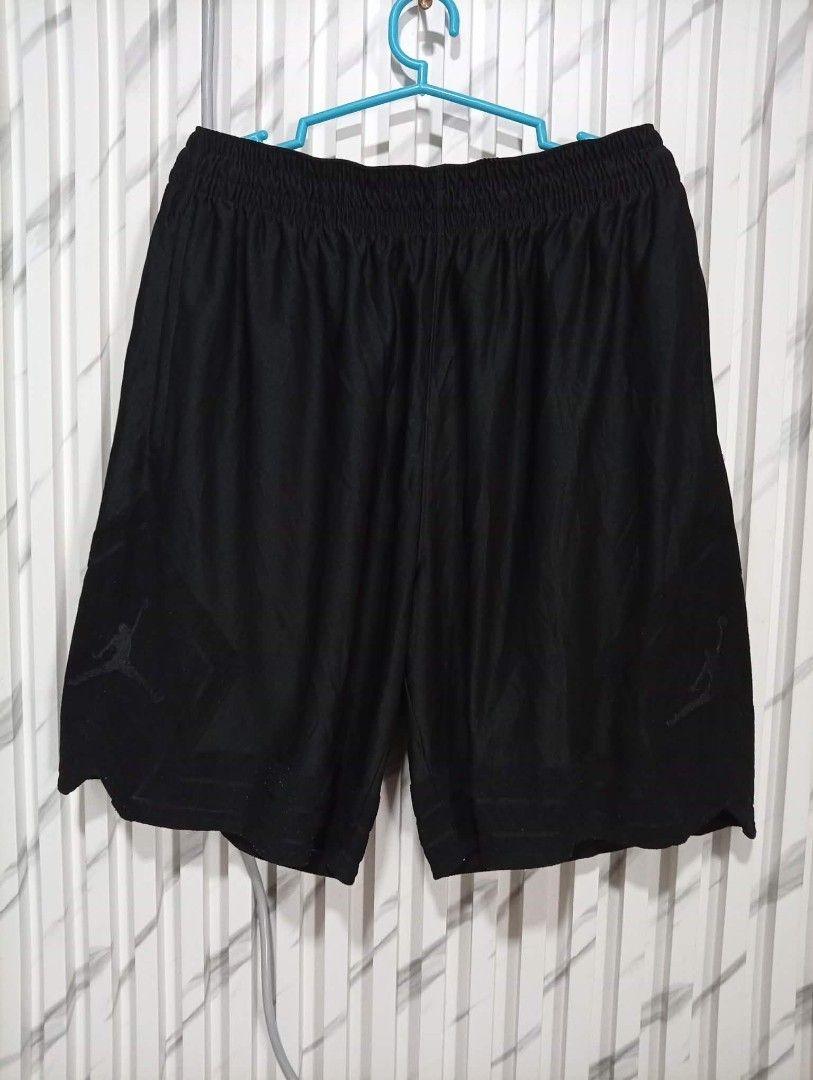 Air Jordan Diamond embriod logo ( Authentic ) (Category: Shorts) located in Barotac Nuevo. Submitted by john.pritz (Listing ID 1469647278, Image 1). Description: Air Jordan Diamond Embriod logo ( Authentic ) Like new condi no issue masikip garter Size large on tag Width 28 to stretch 36 pasok Length 20.