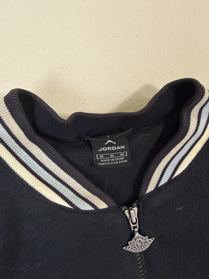 Air Jordan Varsity (Category: Coats, Jackets and Outerwear) located in Manila. Submitted by badwillcurated (Listing ID 1469657191, Image 2). Description: Air Jordan 2000s Chicago skyline fleece jacket M on tag- 22W 28L 8.5/10 Issues: Signs of usage, distressed ribbings.