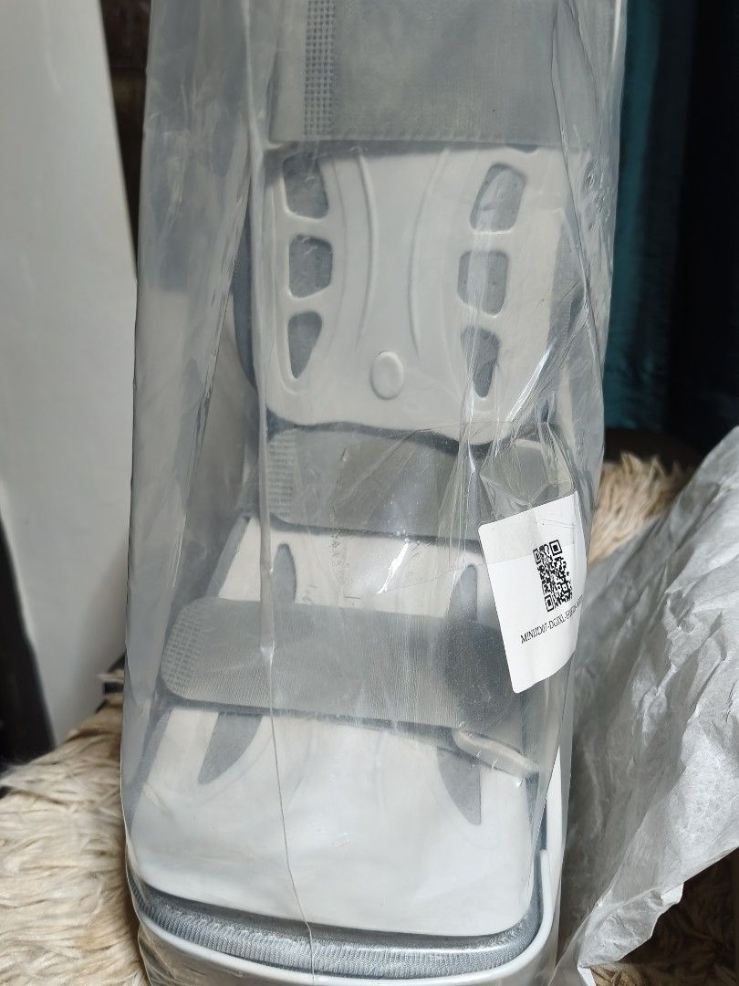 Air walker medical boot fracture boot ankle support (Category: Braces, Support & Protection) located in Las Pinas. Submitted by Chincol30 (Listing ID 1469654808, Image 2). Description: - Condition: Brand new, still wrapped in original plastic packaging - Purpose: Ideal for foot and ankle injuries - Build: Sturdy hard plastic shell with a clean interior lining - Fit: Adjustable hook and loop straps for a secure fit - Comfort: Built-in pneumatic pu
