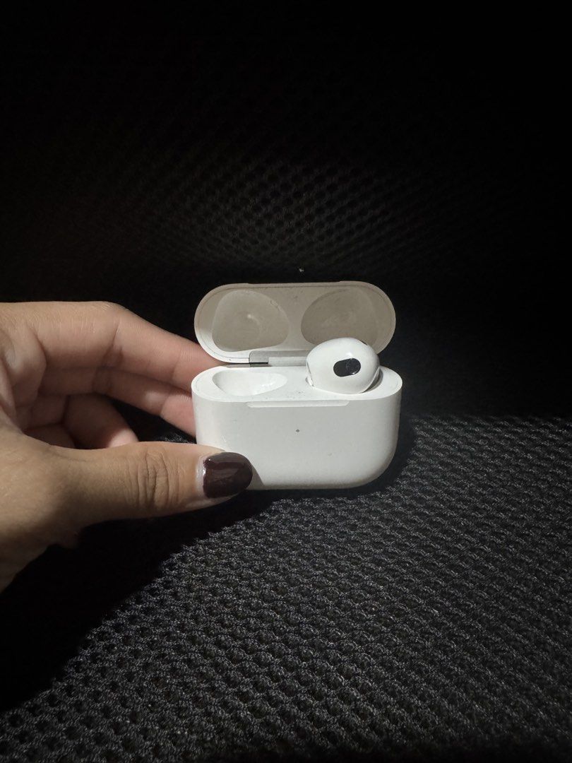 AirPods 3rd Generation Charging Case and Right Earpod ONLY (Category: Headphones & Headsets) located in Las Pinas. Submitted by 444luckzz (Listing ID 1469584882, Image 2). Description: - case and right pod only - rfs: need funds and don’t have a spare left bud.