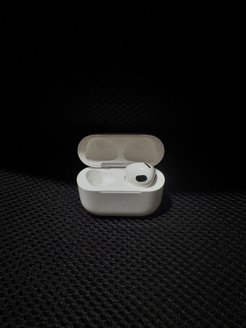 AirPods 3rd Generation Charging Case and Right Earpod ONLY (Category: Headphones & Headsets) located in Las Pinas. Submitted by 444luckzz (Listing ID 1469584882, Image 1). Description: - case and right pod only - rfs: need funds and don’t have a spare left bud.