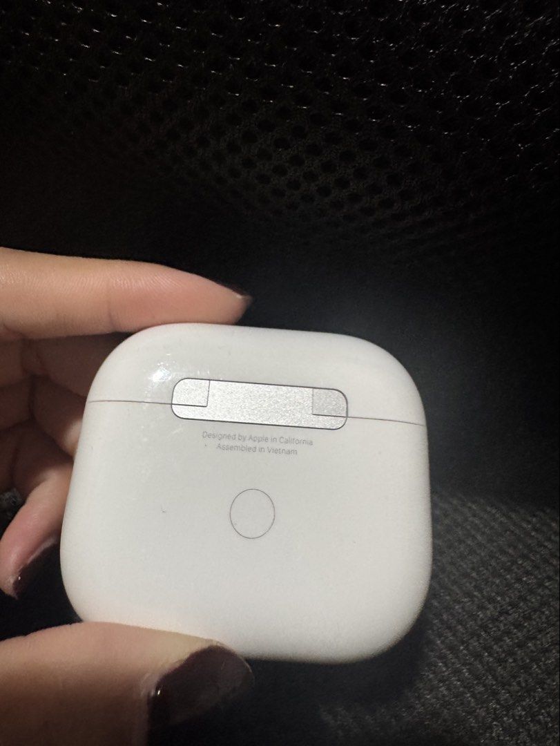 AirPods 3rd Generation Charging Case and Right Earpod ONLY (Category: Headphones & Headsets) located in Las Pinas. Submitted by 444luckzz (Listing ID 1469584882, Image 3). Description: - case and right pod only - rfs: need funds and don’t have a spare left bud.