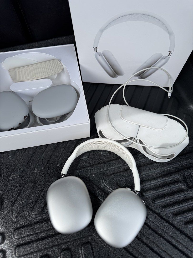 Airpods Max (Category: Headphones & Headsets) located in Mandaluyong City. Submitted by kurorokun (Listing ID 1469643474, Image 1). Description: Original Complete with charge Bihira lang gamitin.