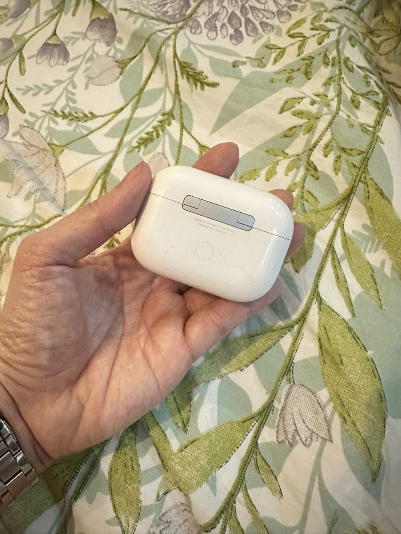 Airpods pro 2 (Category: Earphones) located in Bacolod City. Submitted by itspamcake (Listing ID 1457758078, Image 3). Description: With box and receipt. Message me to offer your price. .