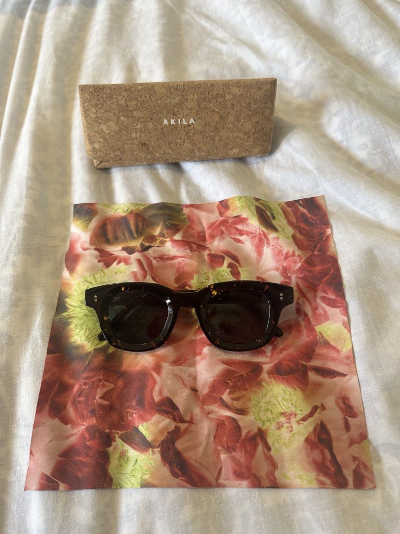 Akila Apollo Unisex Shades (Category: Sunglasses & Eyewear) located in Muntinlupa City. Submitted by alabang__thrift (Listing ID 1469582438, Image 2). Description: Purchased in ronnie and joe rockwell Akila Alabang/ortigas area Mop online Shipping lalamove.