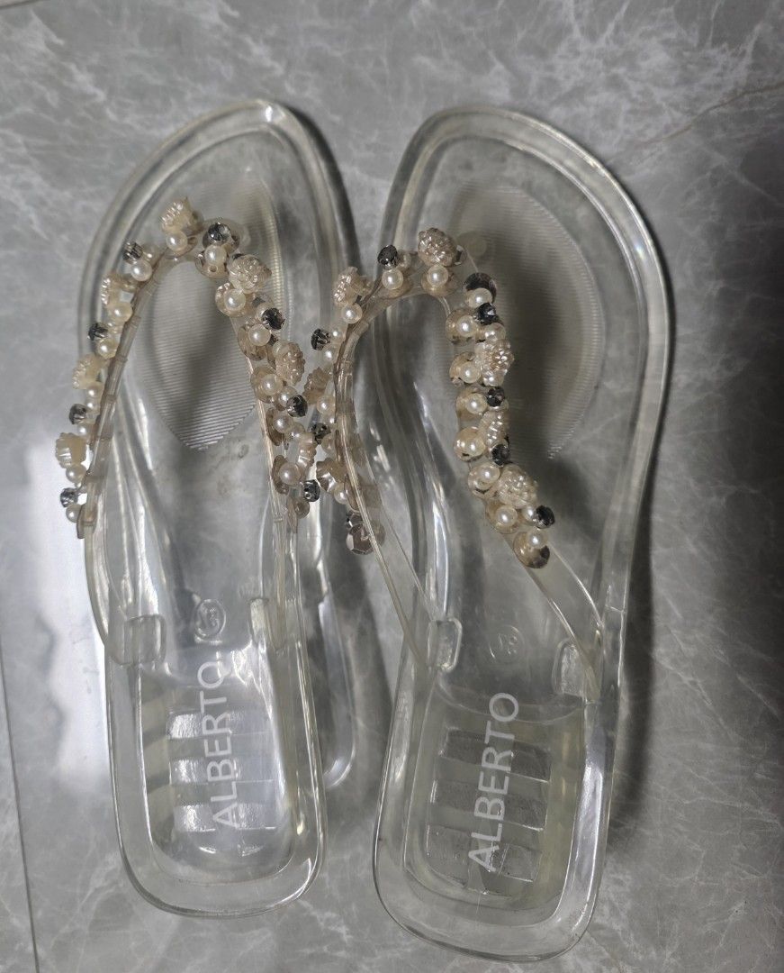 Alberto Jelly Kitten Heels Size 37 (Category: Flats & Sandals) located in Manila. Submitted by littleclosetfindsmnl (Listing ID 1469677215, Image 2). Description: Alberto Jelly Kitten Heels 👠 Size 37 / 23.5 cm •Clear transparent jelly •Thong strap style with low heel • Well-used • 💌 Open to reasonable offers! Feel free to message me for inquiries! 📌 Please Read Before Buying - All items are preloved and sold as-is. - Please check all photos an