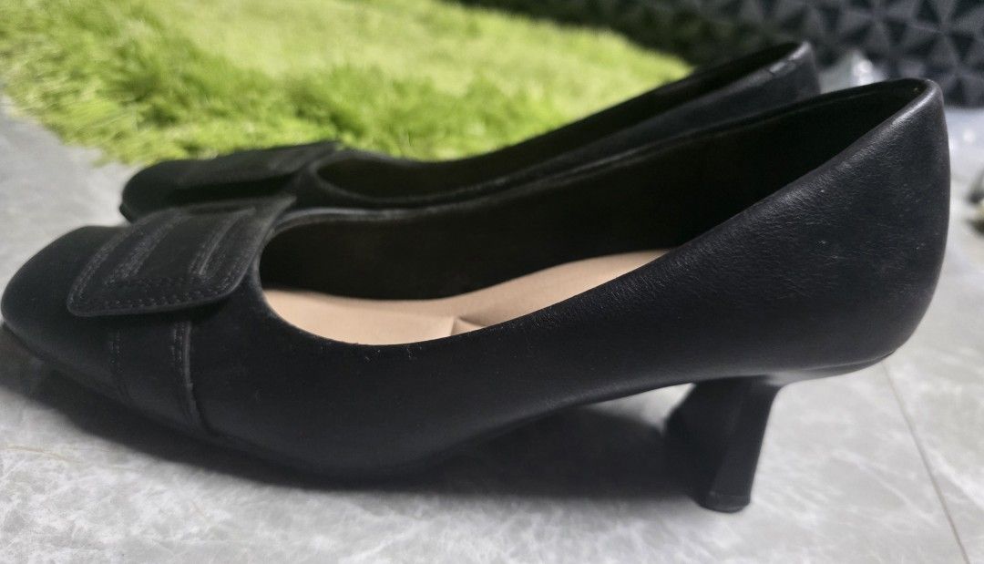 Alberto Cushion Black Heels Size 37 (Category: Heels) located in Manila. Submitted by littleclosetfindsmnl (Listing ID 1469678320, Image 2). Description: Alberto Cushion Black Heels 🖤 Classic square-toe heels with cushioned insoles. Heavily-used condition with visible leather wear and peeling on the right shoe only; left shoe remains intact but shows signs of use. Please check photos for actual condition. Size 37 or 23.5 cm 💌 Open to reasonable