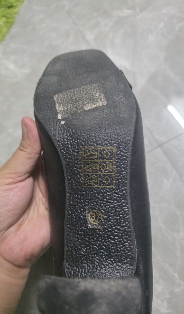 Alberto Cushion Black Heels Size 37 (Category: Heels) located in Manila. Submitted by littleclosetfindsmnl (Listing ID 1469678320, Image 3). Description: Alberto Cushion Black Heels 🖤 Classic square-toe heels with cushioned insoles. Heavily-used condition with visible leather wear and peeling on the right shoe only; left shoe remains intact but shows signs of use. Please check photos for actual condition. Size 37 or 23.5 cm 💌 Open to reasonable
