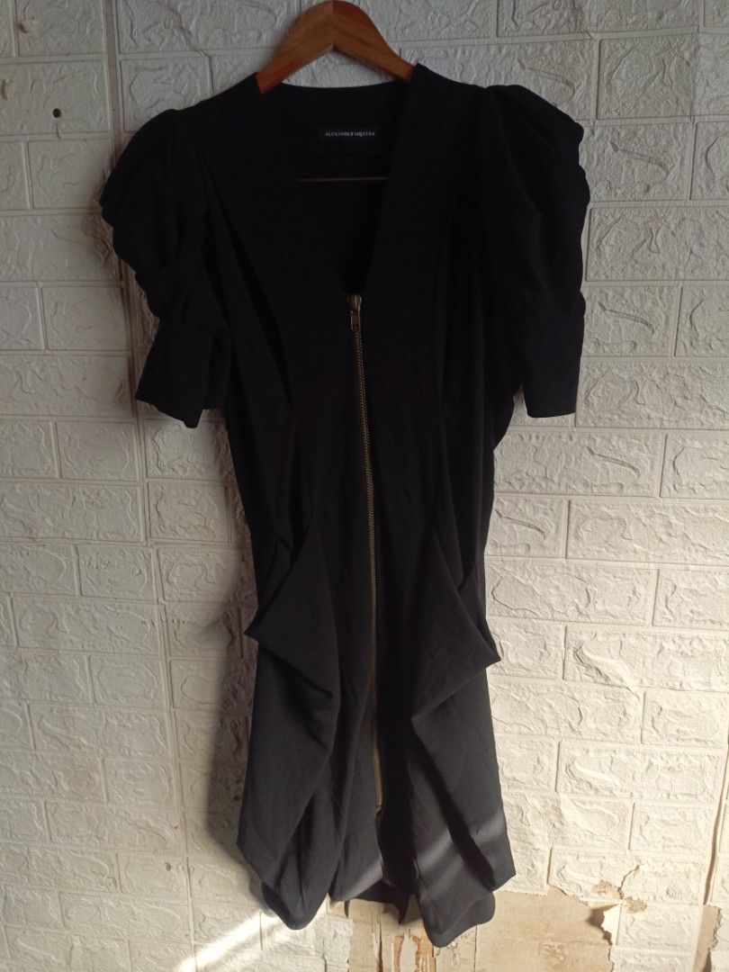 ALEXANDER MCQUEEN (Category: Luxury Apparel) located in Cotabato. Submitted by pure.moenlimba12 (Listing ID 1469645024, Image 2). Description: ALEXANDER MCQUEEN COMPLETE TAGS OFF/LEGIT NO ISSUE NEED WASH ONLY.
