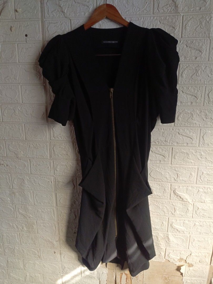 ALEXANDER MCQUEEN (Category: Luxury Apparel) located in Cotabato. Submitted by pure.moenlimba12 (Listing ID 1469645024, Image 3). Description: ALEXANDER MCQUEEN COMPLETE TAGS OFF/LEGIT NO ISSUE NEED WASH ONLY.
