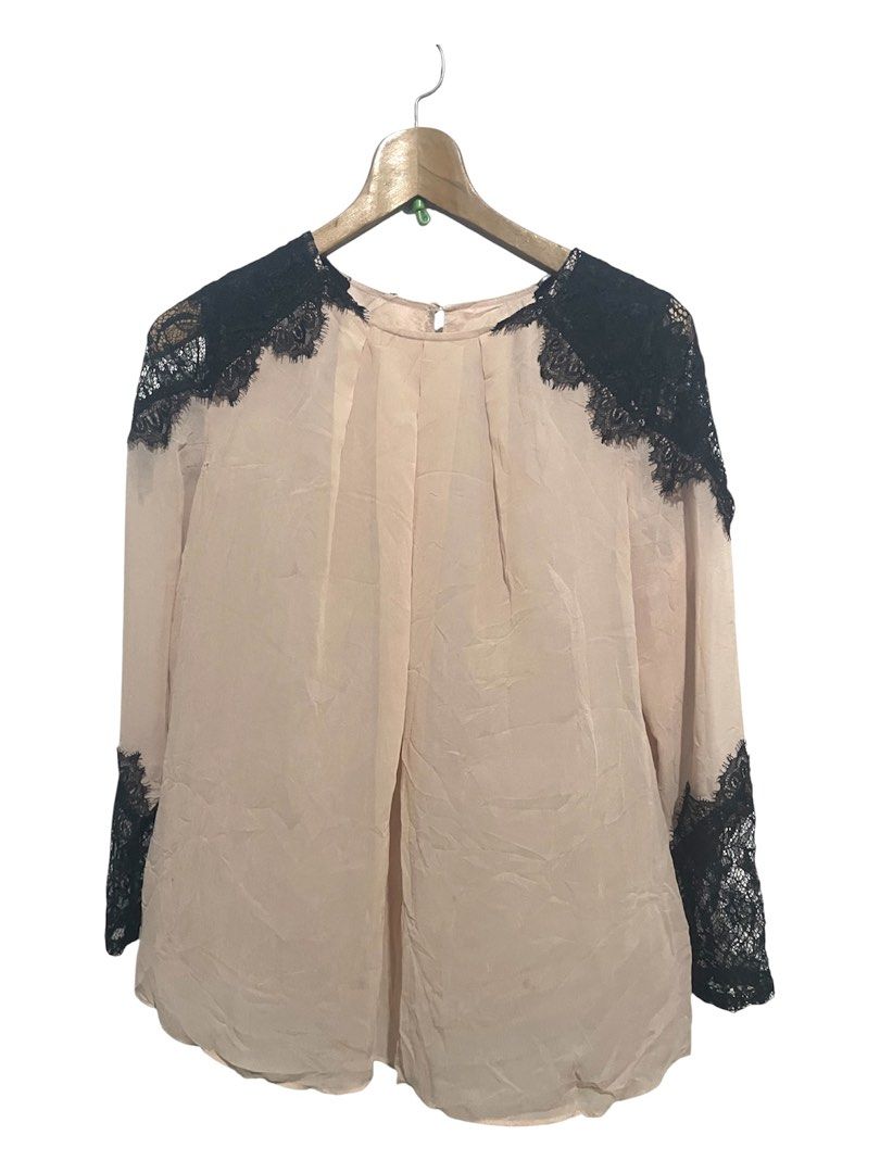 Alice + Olivia blouse (Category: Blouses) located in Davao. Submitted by mj_designervintagecurator (Listing ID 1469723970, Image 1). Description: 📌In good condition signs of used only but not abused 📌removed wash tag 📌best fit medium 📌shoulder 14- bust 38- armpit 16- length 23 inches.