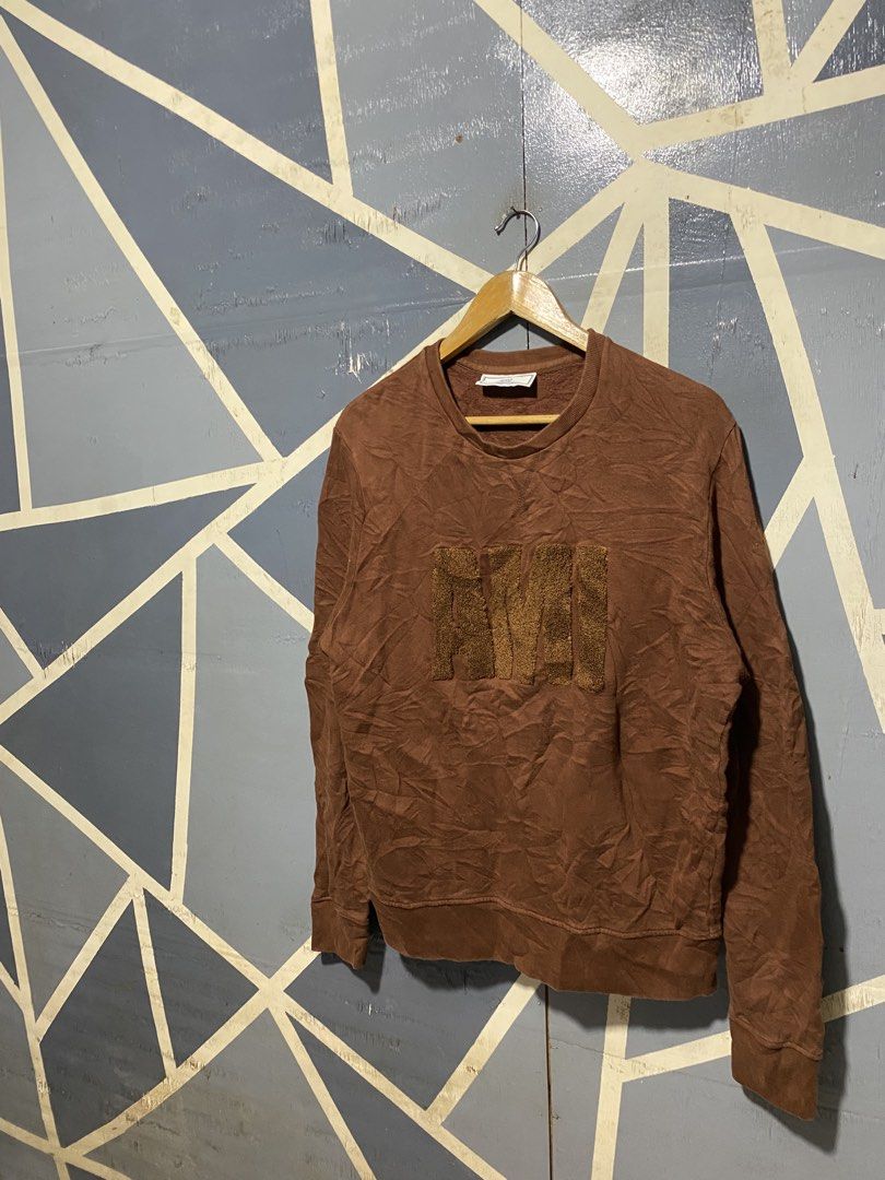 Ami Alexandre Mattiussi Brown Sweatshirt Size M (Category: Coats, Jackets and Outerwear) located in Polomolok. Submitted by marrssz (Listing ID 1469678430, Image 2). Description: - Brand: Ami Alexandre Mattiussi - Color: Brown - Size: Medium - Design: Textured chenille logo lettering on chest, classic crewneck - Comfort: Soft fleece interior lining with ribbed cuffs and hem - Condition: Lightly worn, carefully stored, clean overall shape -DIMES [
