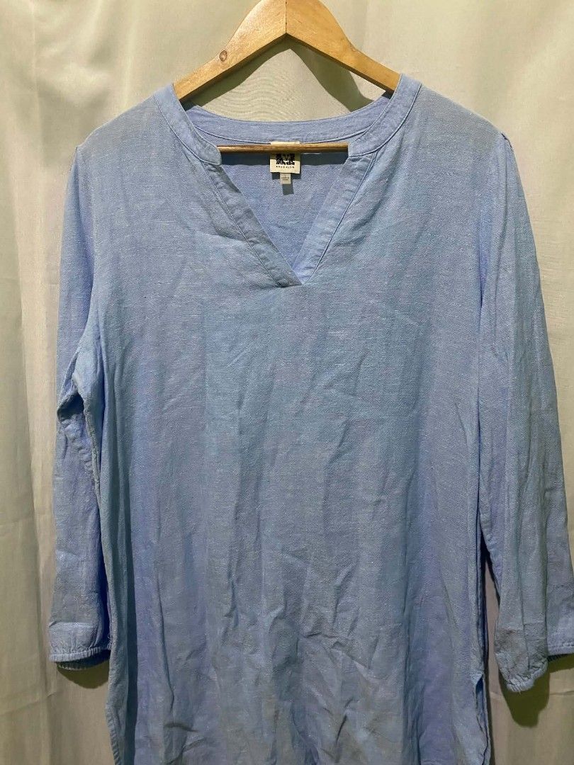 Anne Klein Light Blue Linen Tunic Blouse Size L (Category: Blouses) located in Quezon City. Submitted by elihur.tuazon (Listing ID 1468256665, Image 3). Description: - Brand: Anne Klein - Size: Large - Color: Light Blue - Material: Breathable linen - Design: V-neck with split collar, long sleeves, small metal brand tag, and side hem slits - Fit: Relaxed - Condition: Great wardrobe staple for casual days or warm weather.