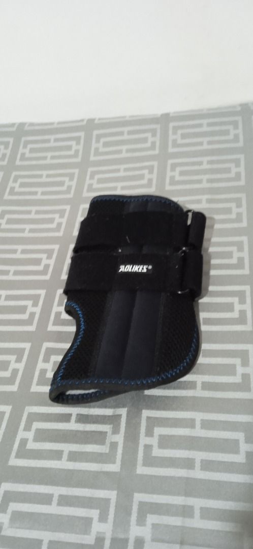 Aolikes Wrist Brace Support Splint Strap (Category: Braces, Support & Protection) located in Manila. Submitted by 1rom_sns (Listing ID 1469576247, Image 1). Description: - Brand: Aolikes - Color: Black with blue stitching - Support: Built-in rigid splint for extra stability and support - Fit: Adjustable straps with secure Velcro closure - Condition: Clean fabric, minimal wear - Ideal for: Sports activities and injury recovery Sta.Ana Manila Lalam