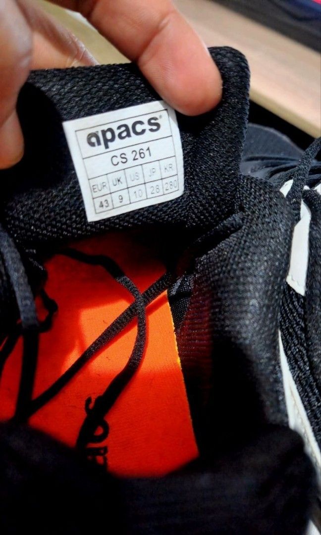 Apacs CS 261 badminton shoes (Category: Racket and Ball Sports) located in Quezon City. Submitted by ninja.champion29 (Listing ID 1469599080, Image 3). Description: - Brand/Model: Apacs CS 261 Technically brand new Never used in a game No issue. Size: 10 US men/43eur/28cm RFS: wrong size ang nabili orig insoles, laces & box Inspect all you want Quezon City.