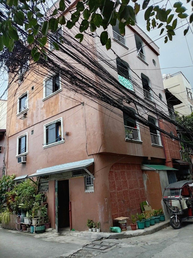 Apartment unit for rent (Category: Apartments & Condos) located in Makati City. Submitted by johna_015 (Listing ID 1469634121, Image 1). Description: APARTMENT RENT 📍193-M 29th Ave East rembo, Taguig City Landmark: near barangay outpost 🏠 Available for viewing everyda ✅ Available unit 4th floor 1️⃣ Bedroom ✅ Approxiamately 25sqm size ng unit. 👥 Good for 2 PAX Only - Preferably 2 working adults or couples only ⚡️Own electric meter, submeter for