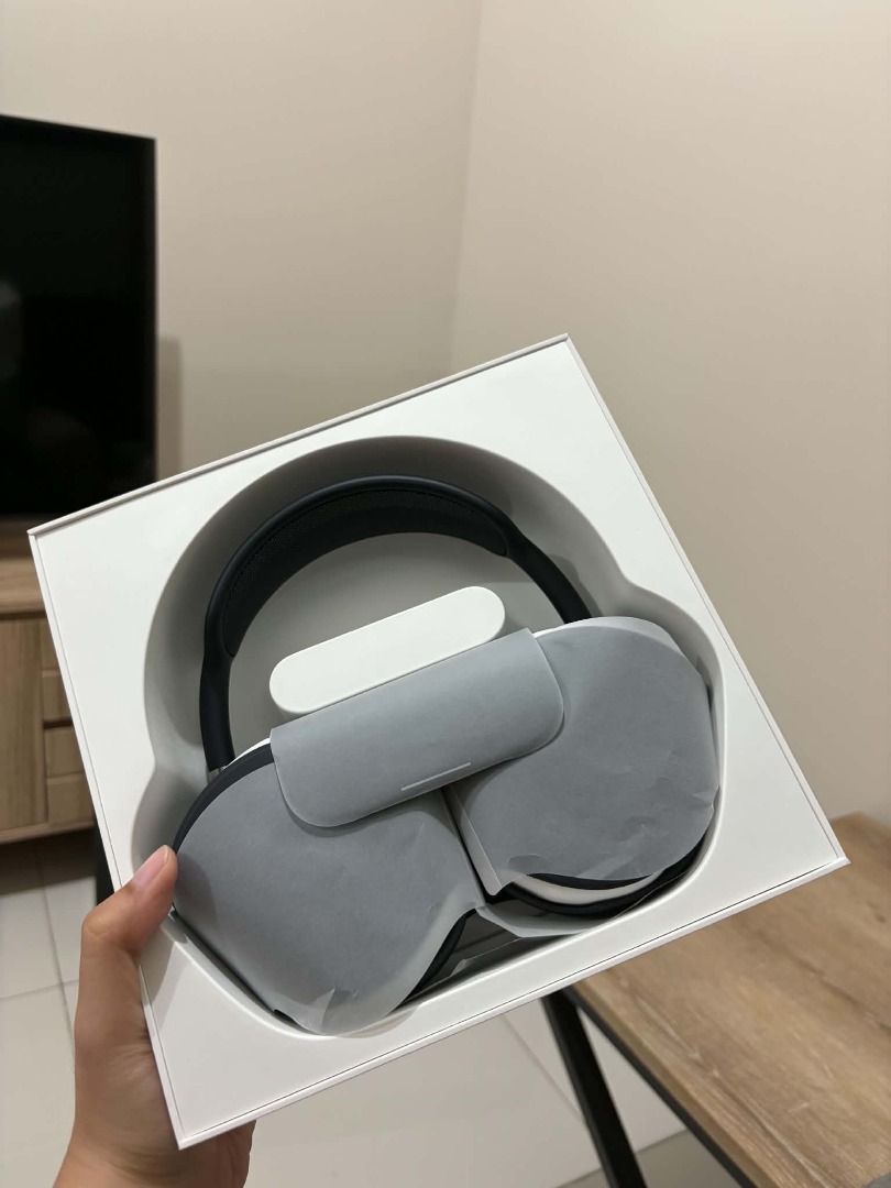 Apple AirPods Max 2 – Complete with Box and Receipt (Category: Headphones & Headsets) located in Manila. Submitted by cristina1826 (Listing ID 1469732357, Image 3). Description: Apple AirPods Max 2 – Complete with Box and Receipt Asking price: ₱25,000 Original price: ₱36,490 (Apple PH Store) Pre-owned and in working condition. Comes with the original box and receipt, so you have proof of purchase. Specs: • Apple H2 chip in each ear cup • Active N
