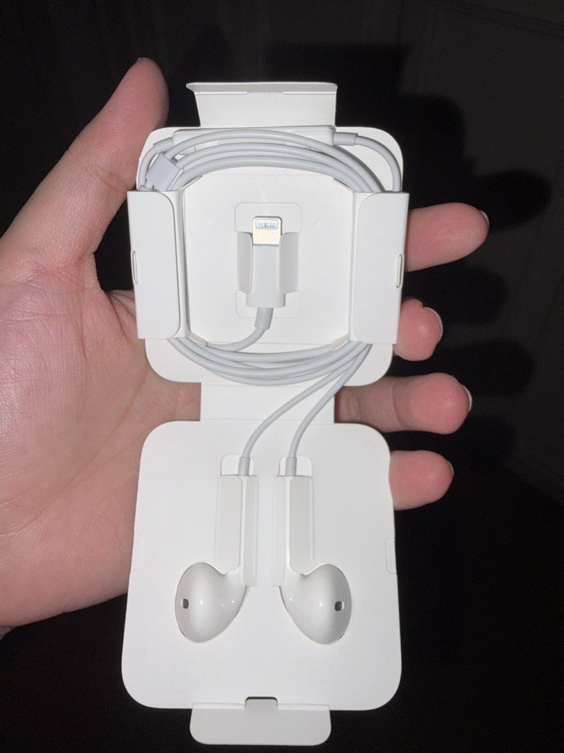Apple EarPods with Lightning Connector (Category: Earphones) located in Muntinlupa City. Submitted by secondhandlove12345 (Listing ID 1469702314, Image 2). Description: - 100% Original Apple EarPods - Lightning connector plug - Brand new, never unpacked or used - Pulled straight from an official iPhone box - Neatly packed in the original cardboard holder - Ideal backup or replacement for broken earphones Never used Negotiable Pick up by buyer .
