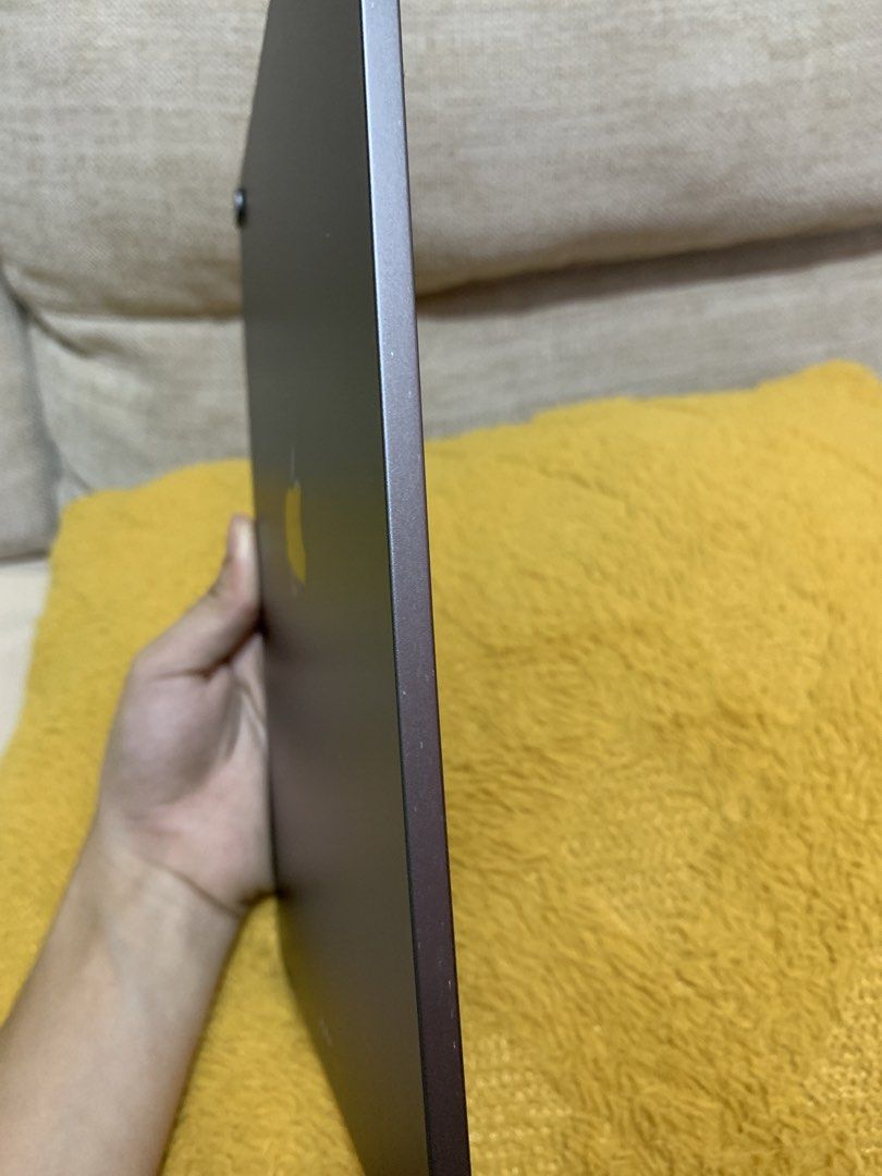 Apple iPad Air 4th gen 64 GB (Category: iPad) located in Mexico. Submitted by chimich (Listing ID 1469619311, Image 3). Description: As is on photos Very good condition with minor signs of use Includes orig box, orig charger, goojodoq pen.