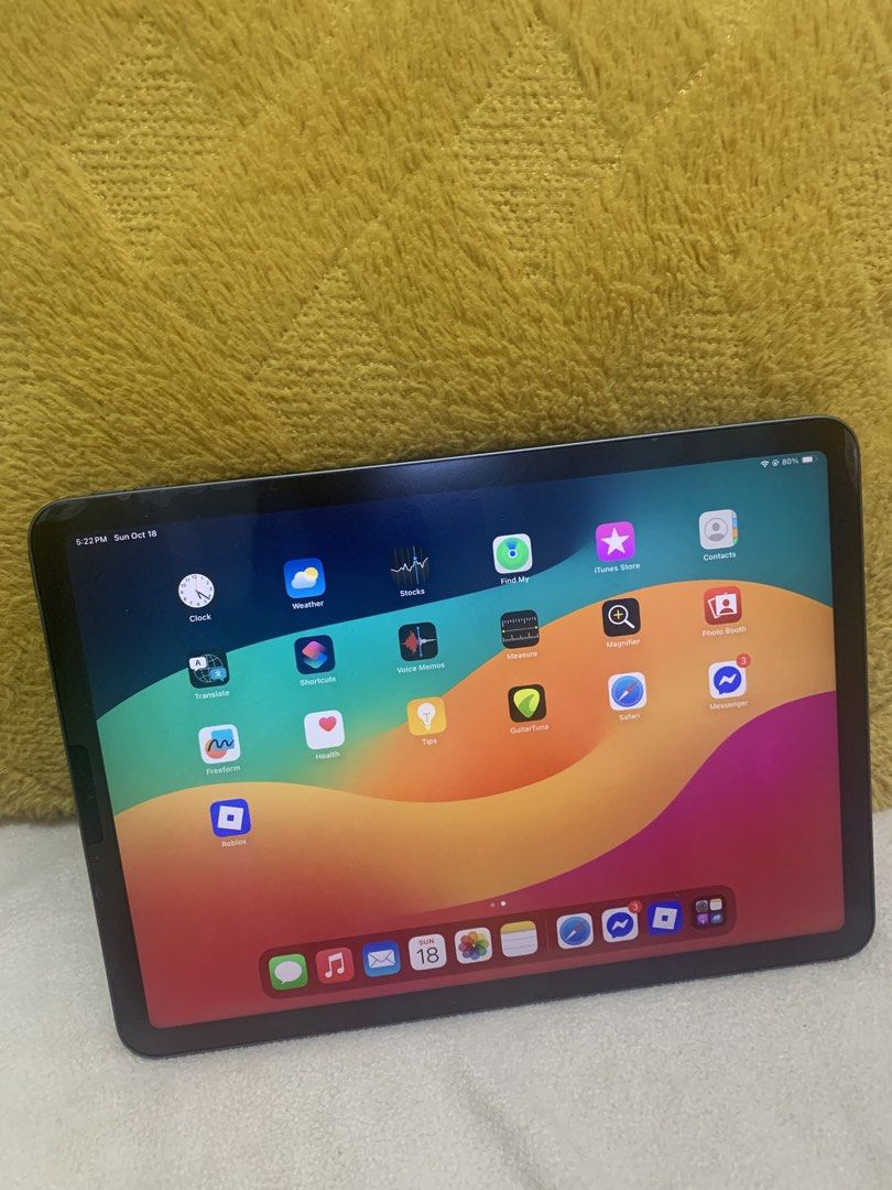 Apple iPad Air 4th gen 64 GB (Category: iPad) located in Mexico. Submitted by chimich (Listing ID 1469619311, Image 1). Description: As is on photos Very good condition with minor signs of use Includes orig box, orig charger, goojodoq pen.