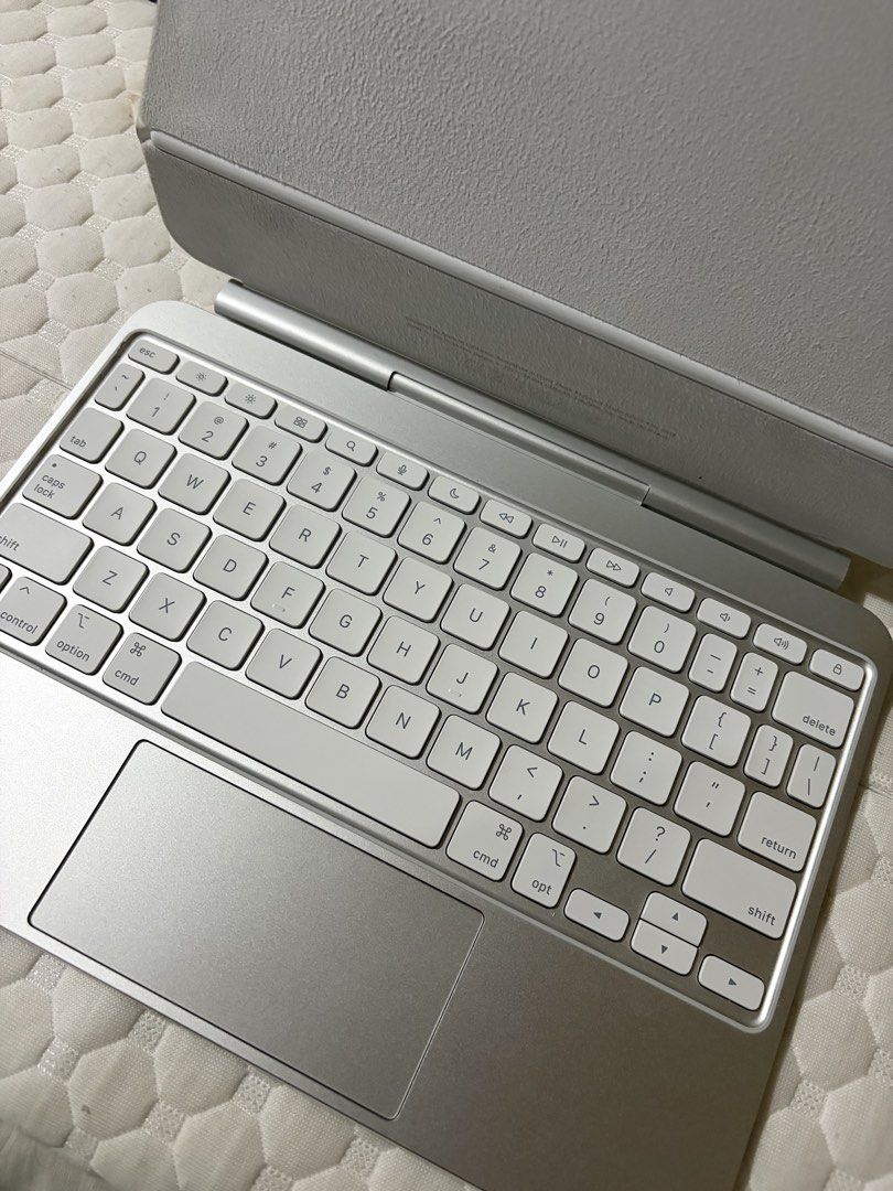 Apple Magic Keyboard for iPad Air and iPad Pro (Category: Computer Keyboard) located in Antipolo. Submitted by sunangelojoseph (Listing ID 1469595867, Image 2). Description: FOR SALE!! Apple Magic Keyboard for Ipad pro 11 inch (M4,M5) 10k negotiable Rizal or any nearby areas Prefer meet up para macheck maigi..